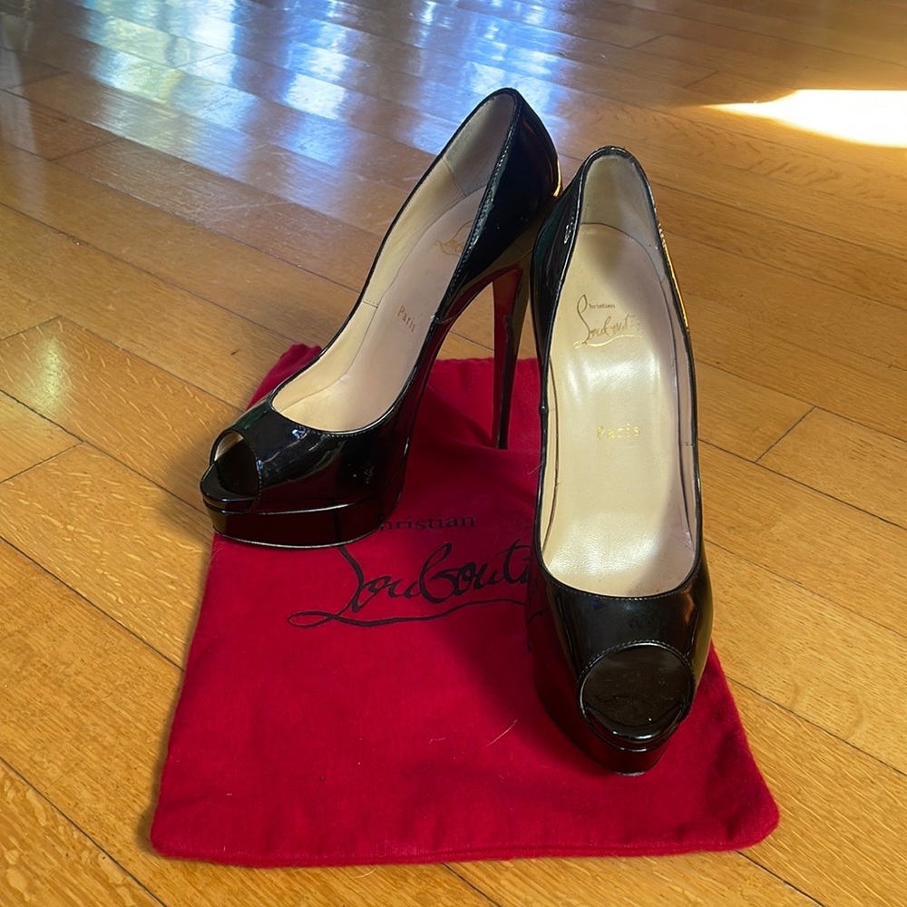 CHRISTIAN LOUBOUTIN Lady
Peep Toe Black Patent Leather 38